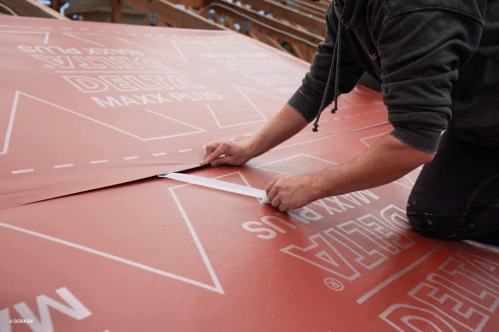 Prawidłowy spos&oacute;b układania membrany na dachu, zapewniający ochronę przed deszczem, śniegiem, wiatrem oraz kurzem jeszcze przed montażem blachodach&oacute;wki