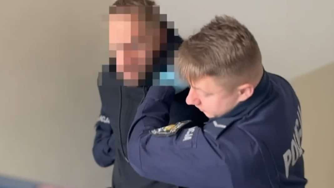 Policjant zatrzymuje mężczyznę na drodze krajowej S5, kt&oacute;ry pr&oacute;bował uciec i był agresywny.