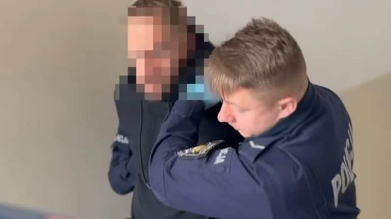 Policjant zatrzymuje mężczyznę na drodze krajowej S5, kt&oacute;ry pr&oacute;bował uciec i był agresywny.