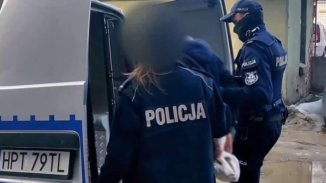 Policjanci na miejscu zdarzenia w okolicy domu na Mazurach, gdzie doszło do zbrodni.