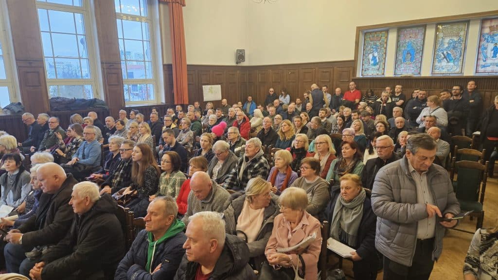 Sala wypełniona po brzegi mieszkańcami podczas konsultacji społecznych w Olsztynie.