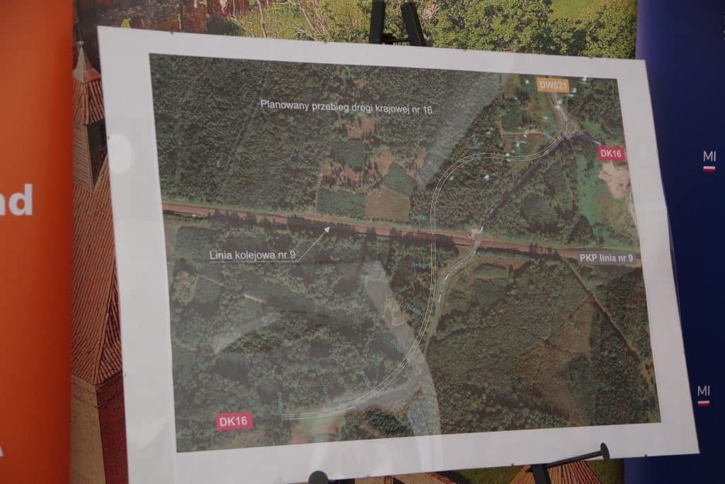 Plan inwestycji na mapie z zaznaczonym wiaduktem i liniami kolejowymi w Iławie.