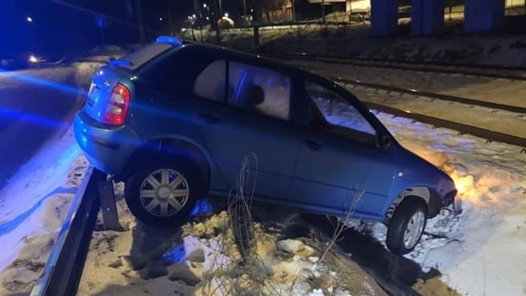 Rozbity samoch&oacute;d za barierą energochłonną na ul. Stapińskiego w Ostr&oacute;dzie, drzwi otwarte, kluczyki w stacyjce.