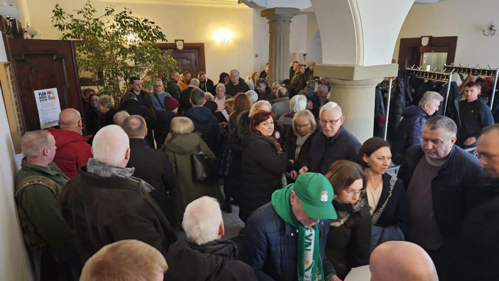 Sala Urzędu Miasta Olsztyna pełna mieszkańc&oacute;w podczas konsultacji społecznych.