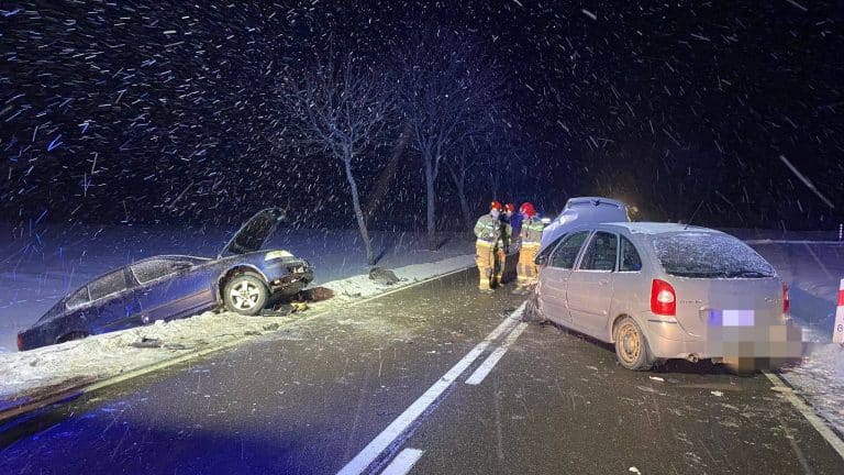 Trzy samochody zderzyły się na drodze krajowej, wypadek spowodował utrudnienia w ruchu.