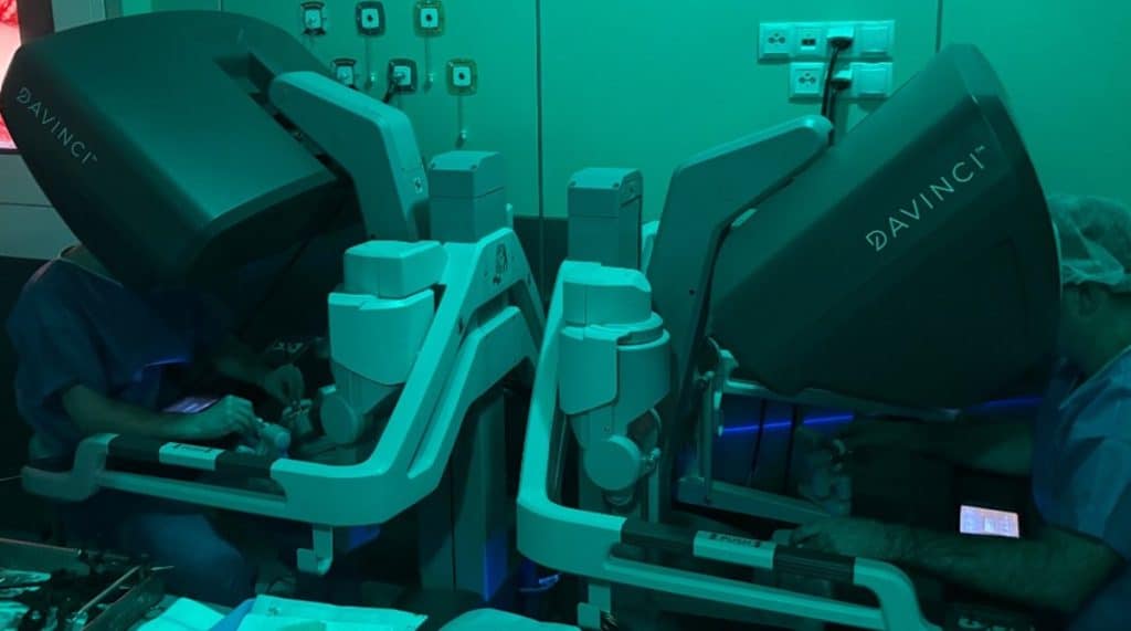 Nowoczesny st&oacute;ł operacyjny z robotem Da Vinci podczas zabiegu w szpitalu w Olsztynie.