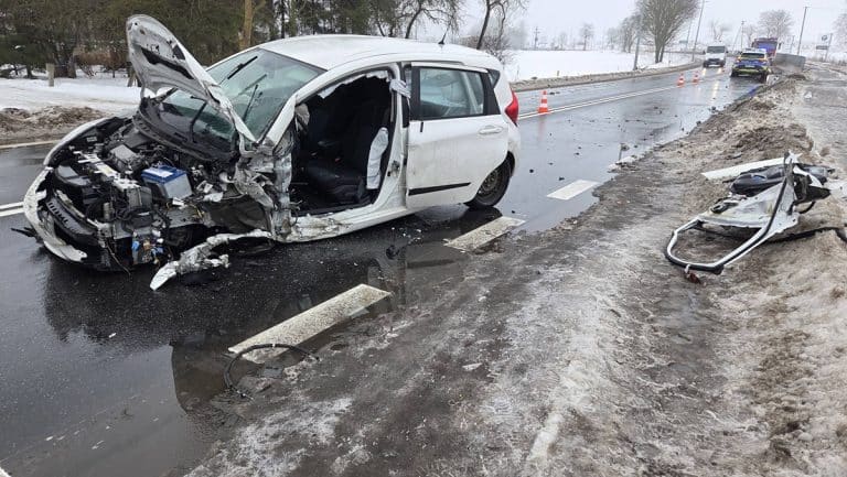 Rozbity samoch&oacute;d na drodze krajowej po czołowym zderzeniu, na miejscu służby ratunkowe.