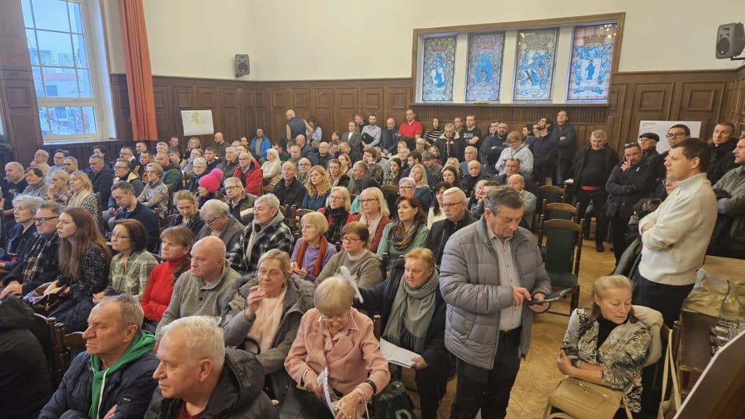 Sala Urzędu Miasta Olsztyna wypełniona mieszkańcami podczas konsultacji społecznych.