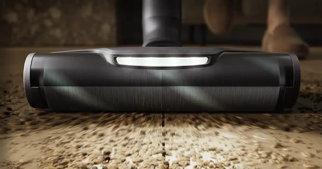 Odkurzacz Electrolux Ultimate Hygienic 800 podczas sprzątania podłogi.