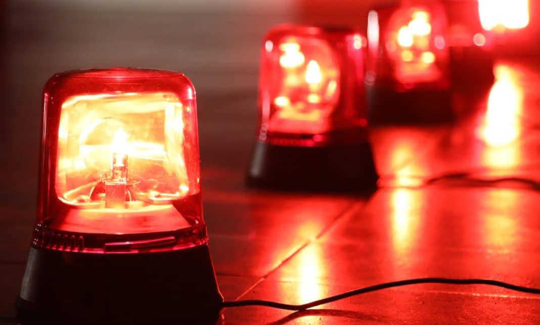 Czerwone sygnalizatory alarmowe na podłodze, podświetlone czerwonym światłem.