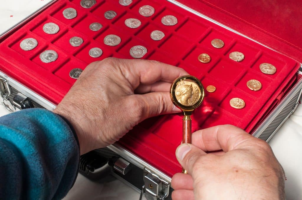 Pasjonat numizmatyki analizujący awersie rzadkiej monety w poszukiwaniu unikalnych cech, jakie posiadają tylko najcenniejsze kolekcje w Polsce.