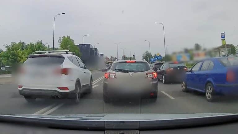 Nagranie z ruchliwej ulicy w Olsztynie, pokazujące ryzykowny manewr kierującej samochodem.