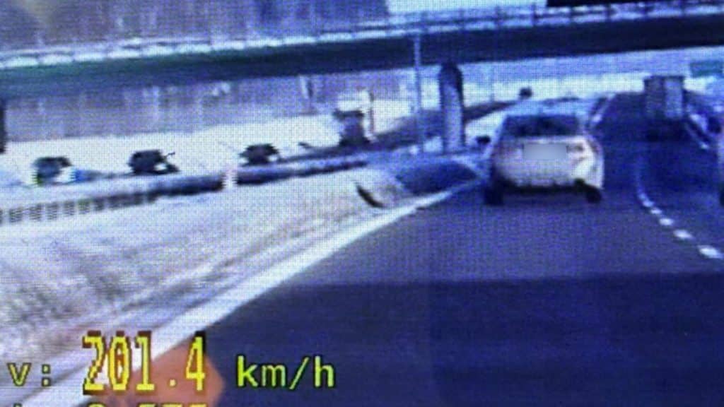 Kierowca ewidentnie zapomniał o przepisach i zimie, ale pamiętał jak się wciska gaz do dechy. - Szaleńcza jazda BMW na S7. Jak można tyle jechać w tak niebezpiecznych warunkach?