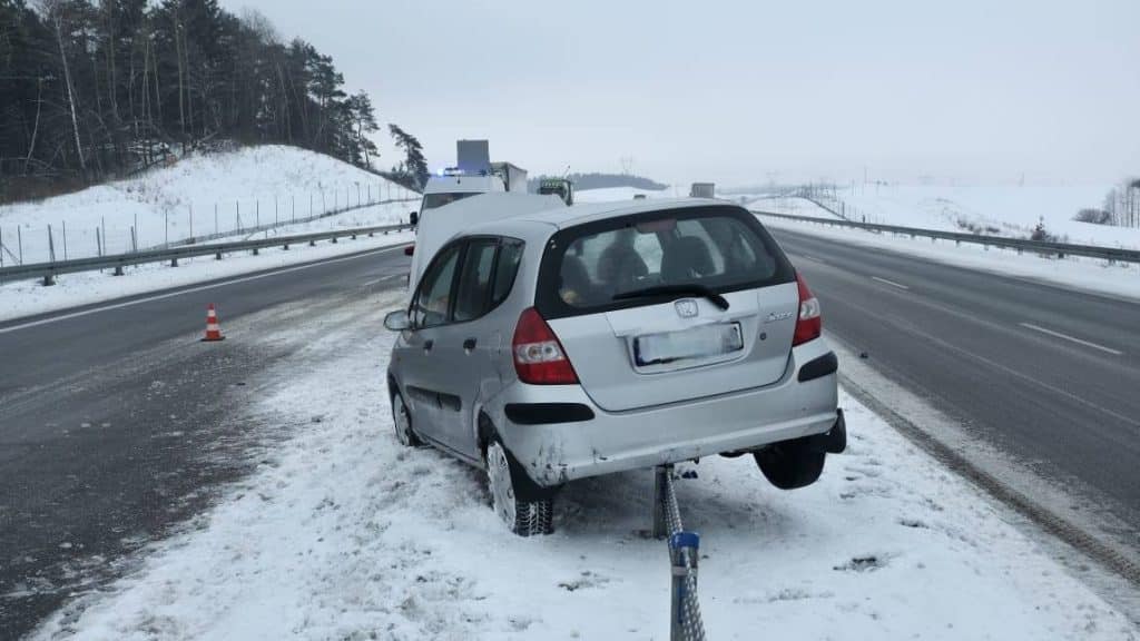 Samoch&oacute;d osobowy zawisł na barierach energochłonnych na drodze ekspresowej S61, zablokowany jeden pas ruchu.