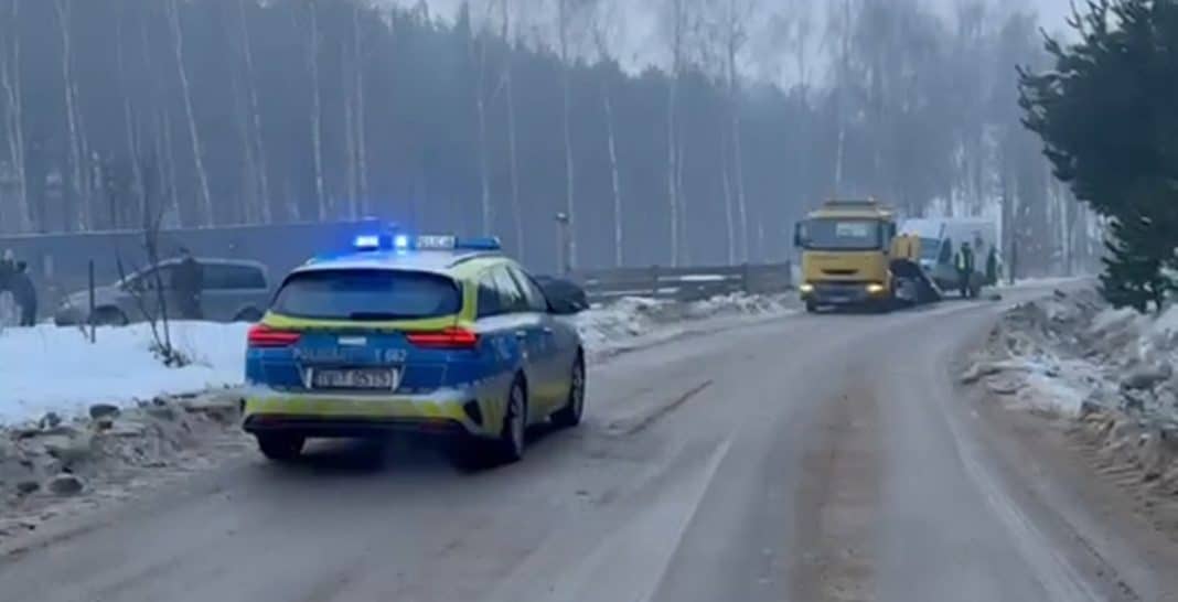 Wypadek na drodze w zimowych warunkach, z udziałem busa i samochodu osobowego, z policją na miejscu.
