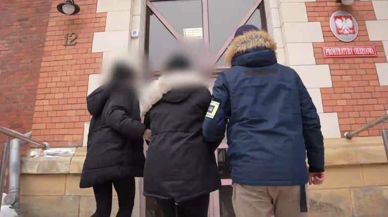 Akcja służb w olsztyńskich szkołach i miliony złotych w tle. Jedna z kobiet usłyszała aż 236 zarzut&oacute;w