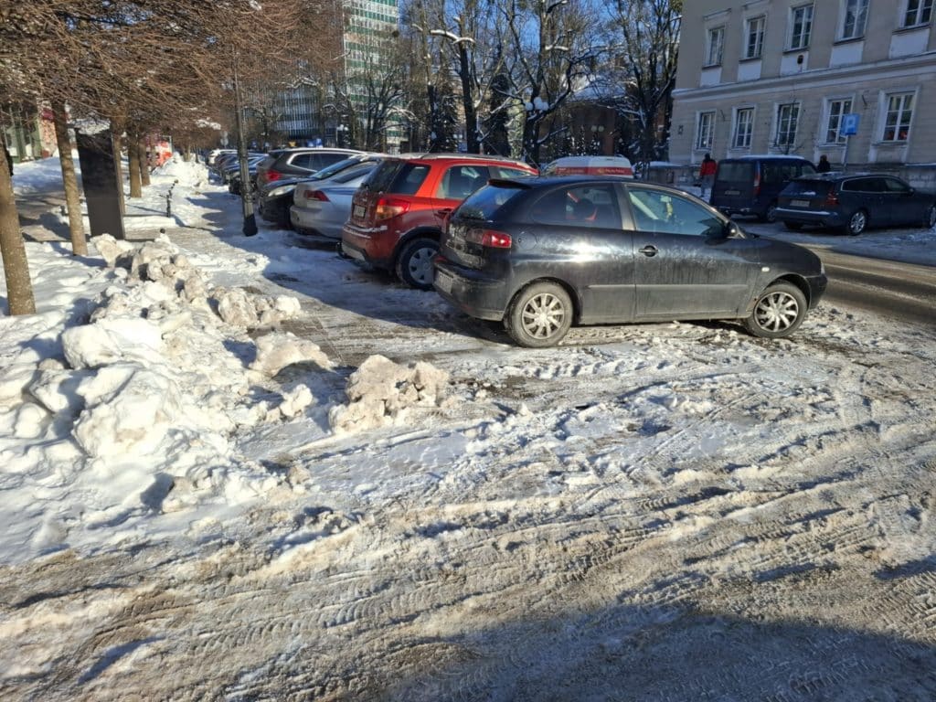 Miasto bierze się za odśnieżanie miejsc postojowych miesiąc po pierwszym ataku zimy. - Olsztyn odśnieża parkingi. ZDZiT: to kolejny etap po wykonaniu ogromu prac na drogach i osiedlach