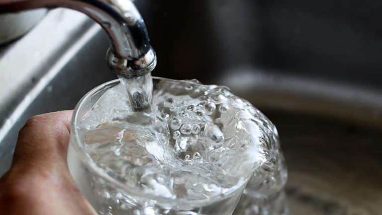 woda wlewana do szklanki