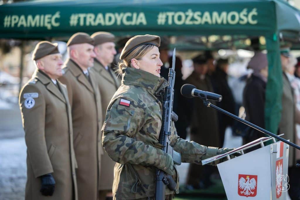 Mróz ich nie zatrzymał i złożyli przysiegę. Młodzi żołnierze po szkoleniu. - Z ferii prosto do wojska. Uczniowie z Warmii i Mazur zostali żołnierzami WOT
