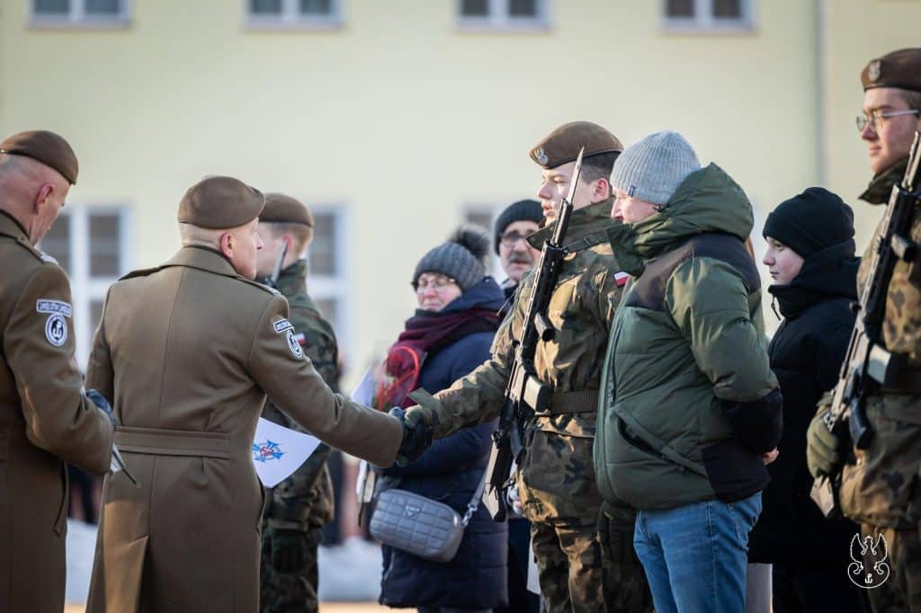 Mróz ich nie zatrzymał i złożyli przysiegę. Młodzi żołnierze po szkoleniu. - Z ferii prosto do wojska. Uczniowie z Warmii i Mazur zostali żołnierzami WOT