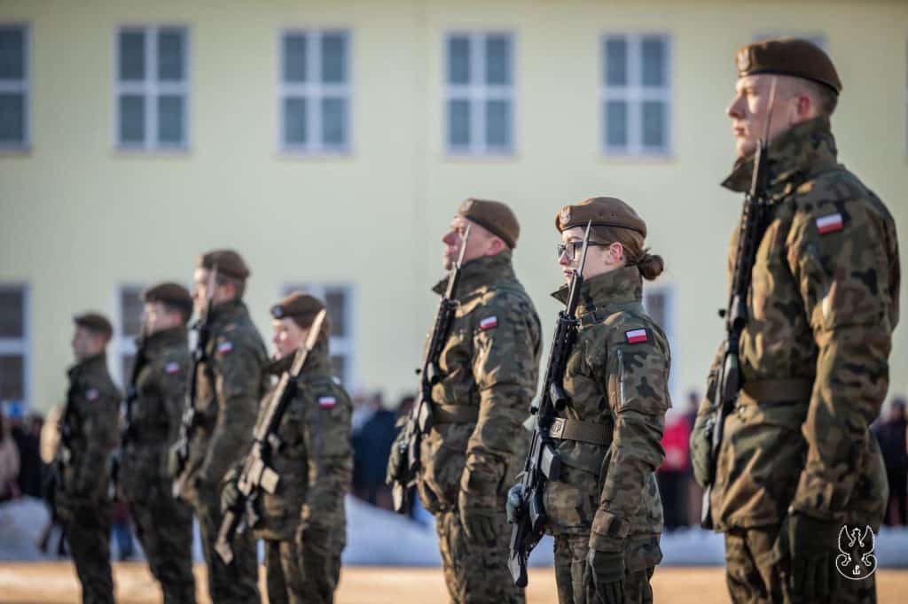 Mróz ich nie zatrzymał i złożyli przysiegę. Młodzi żołnierze po szkoleniu. - Z ferii prosto do wojska. Uczniowie z Warmii i Mazur zostali żołnierzami WOT