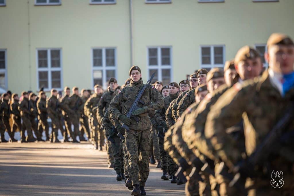 Mróz ich nie zatrzymał i złożyli przysiegę. Młodzi żołnierze po szkoleniu. - Z ferii prosto do wojska. Uczniowie z Warmii i Mazur zostali żołnierzami WOT