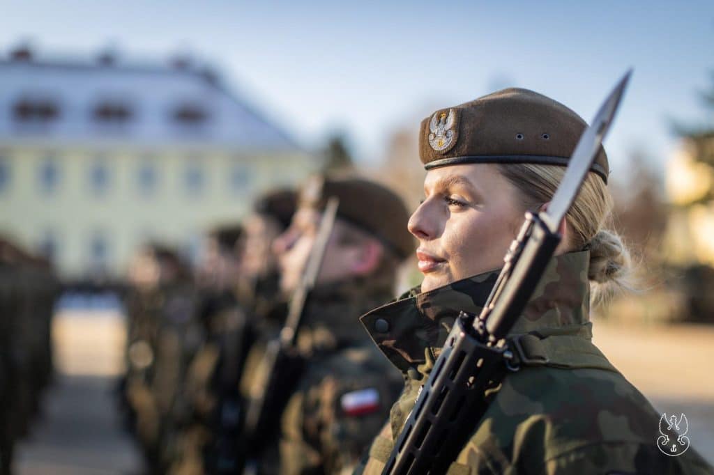 Mróz ich nie zatrzymał i złożyli przysiegę. Młodzi żołnierze po szkoleniu. - Z ferii prosto do wojska. Uczniowie z Warmii i Mazur zostali żołnierzami WOT