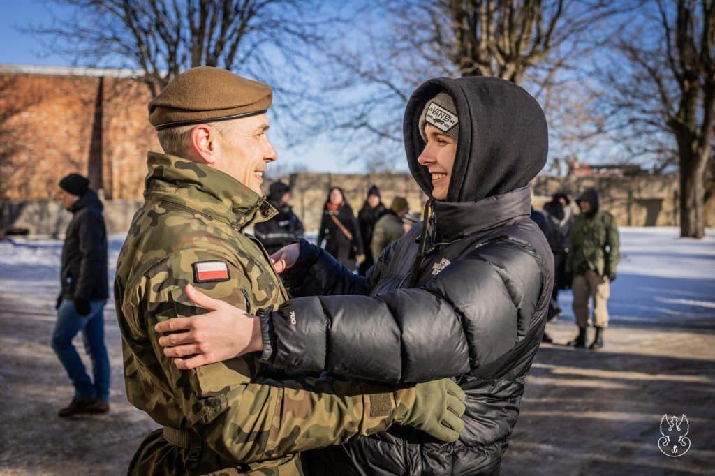 Mróz ich nie zatrzymał i złożyli przysiegę. Młodzi żołnierze po szkoleniu. - Z ferii prosto do wojska. Uczniowie z Warmii i Mazur zostali żołnierzami WOT