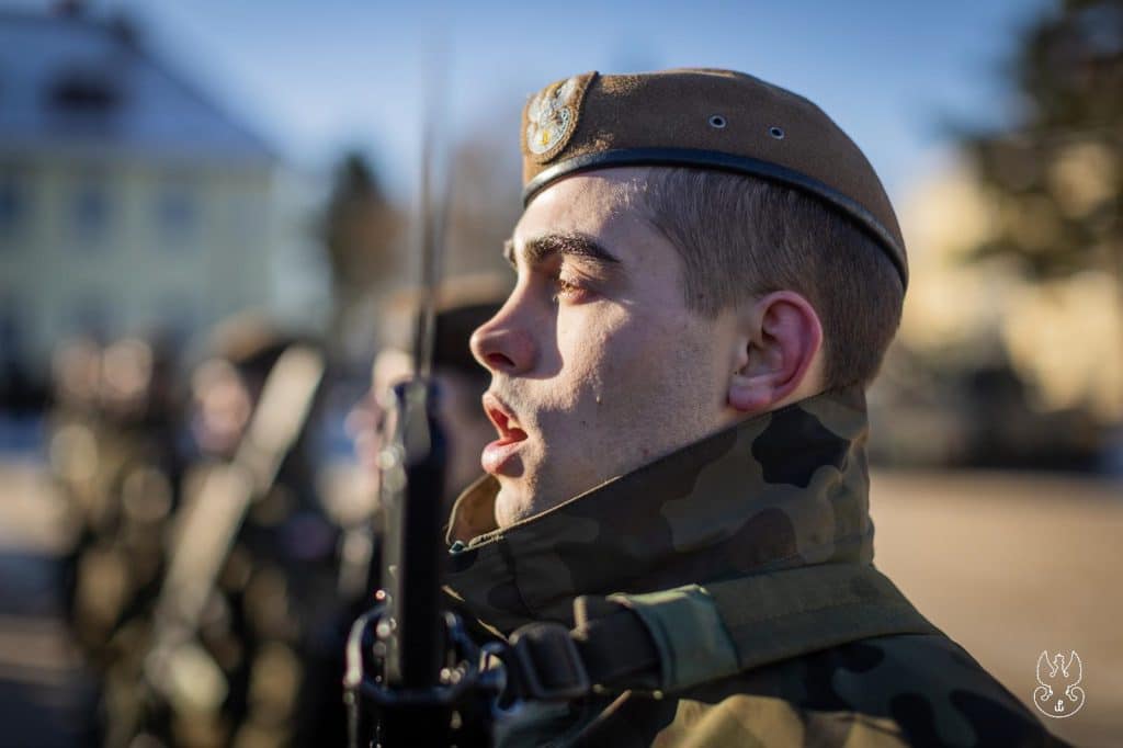 Mróz ich nie zatrzymał i złożyli przysiegę. Młodzi żołnierze po szkoleniu. - Z ferii prosto do wojska. Uczniowie z Warmii i Mazur zostali żołnierzami WOT