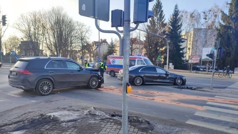 Zderzenie dw&oacute;ch czarnych Mercedes&oacute;w na skrzyżowaniu w Olsztynie, służby ratunkowe na miejscu.