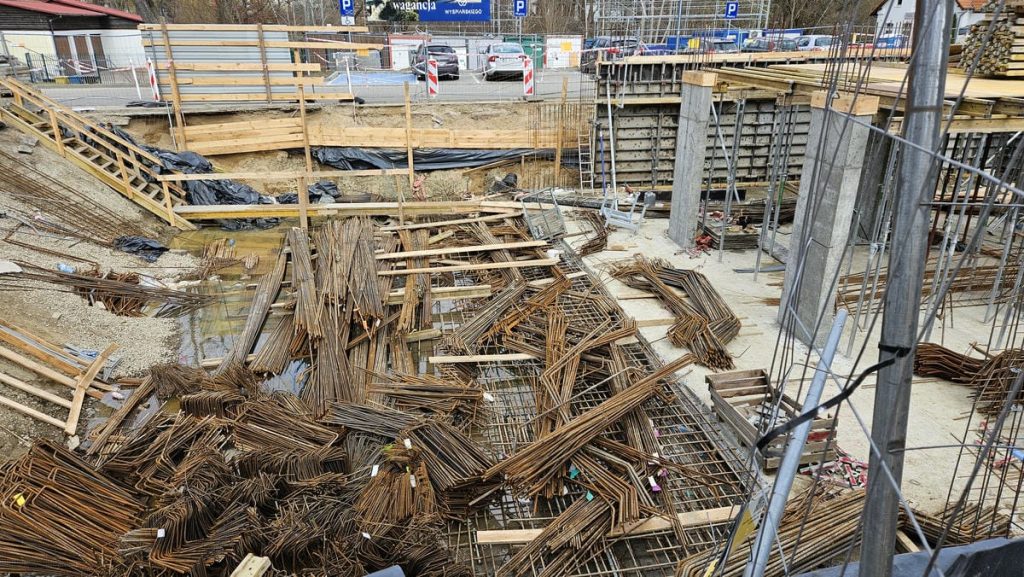 Budowa nowego hotelu i restauracji w centrum Olsztyna, widoczne wykopy i elementy konstrukcyjne.