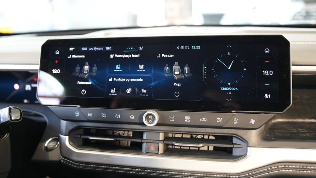 Nowy Jeep Compass z nowoczesnym wnętrzem i ekranem dotykowym w samochodzie w Olsztynie.