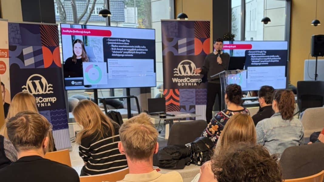 Uczestnicy konferencji słuchają prelegenta podczas prezentacji o WordPressie w bibliotece.