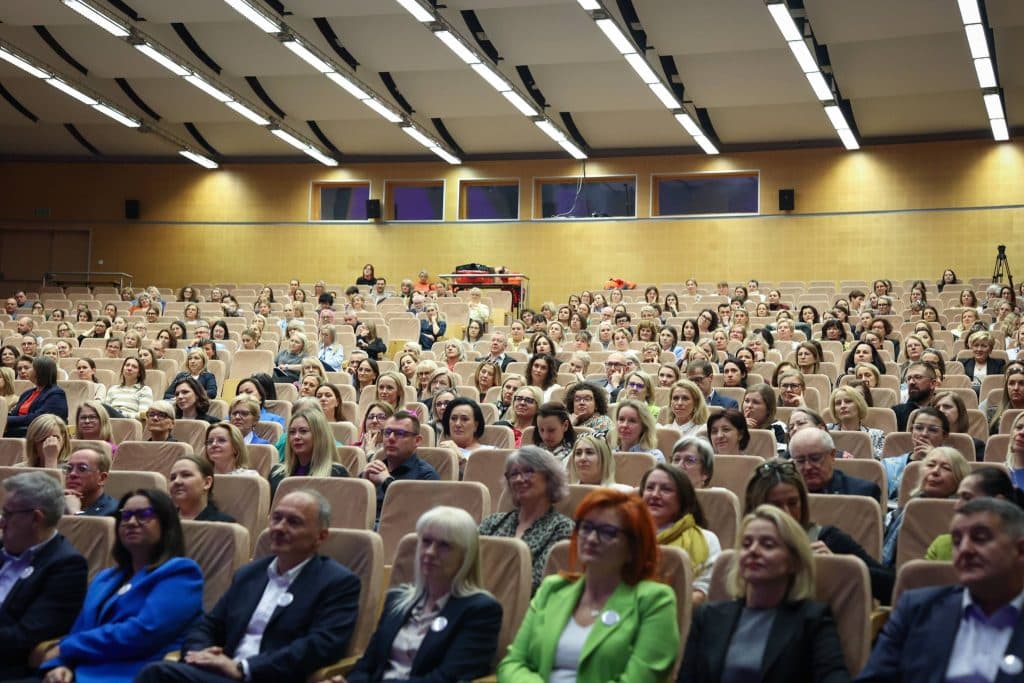 Sala konferencyjna wypełniona dorosłymi podczas wydarzenia w Olsztynie.