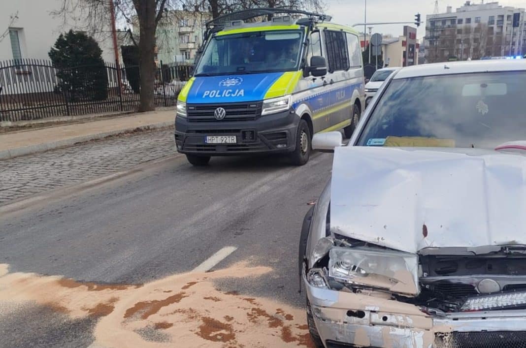 Kolizja trzech aut na ul. Sikorskiego w Olsztynie, z uszkodzonym samochodem i radiowozem na miejscu.