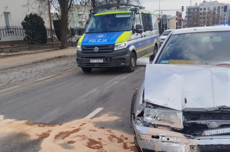 Kolizja trzech aut na ul. Sikorskiego w Olsztynie, z uszkodzonym samochodem i radiowozem na miejscu.