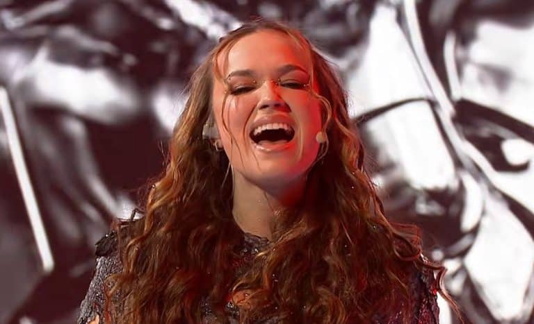 Młoda wokalistka z Olsztyna podczas występu na scenie, z emocjami na twarzy, w trakcie finału preselekcji do Eurowizji.