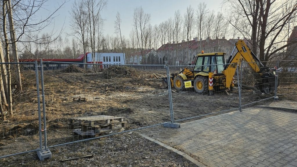 Wycinka drzew na osiedlu Jaroty w Olsztynie, teren przygotowywany pod budowę nowej siedziby CBZC.