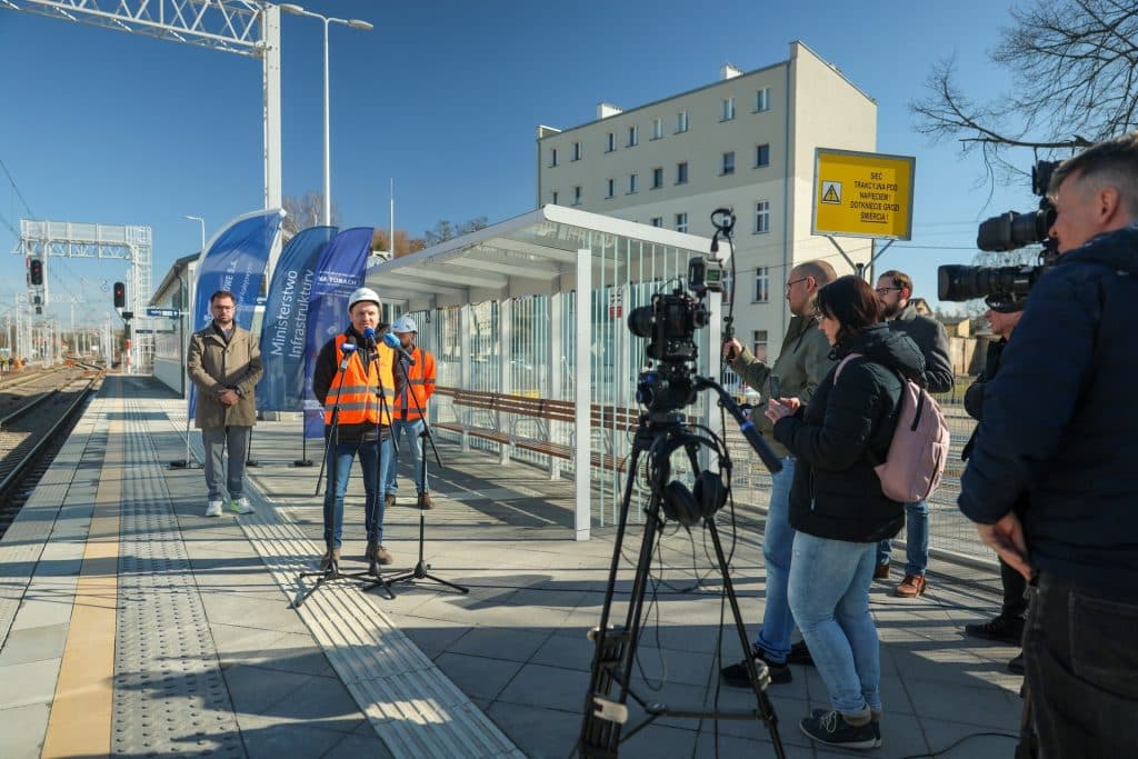 Nowe przejście pod peronami na stacji Ostr&oacute;da z windami, dostępne dla podr&oacute;żnych.