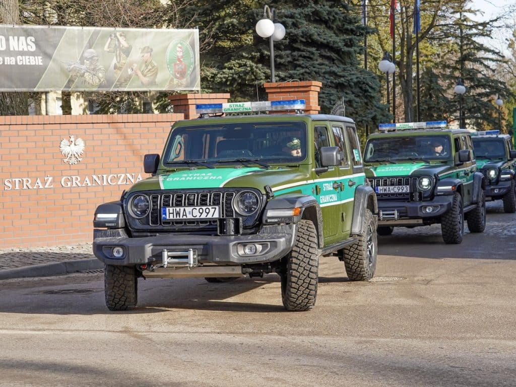 Nowoczesne samochody patrolowe Straży Granicznej na granicy z Rosją, ustawione w linii.