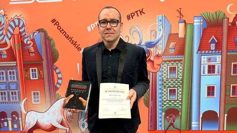 Naukowiec trzymający nagrodę i książkę na tle ilustracji miasta i hashtag&oacute;w.