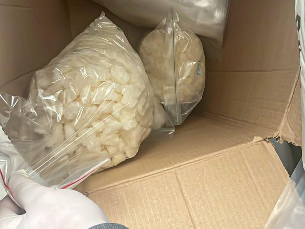 Zabezpieczony nielegalny towar w plastikowych workach, w kartonowym opakowaniu.