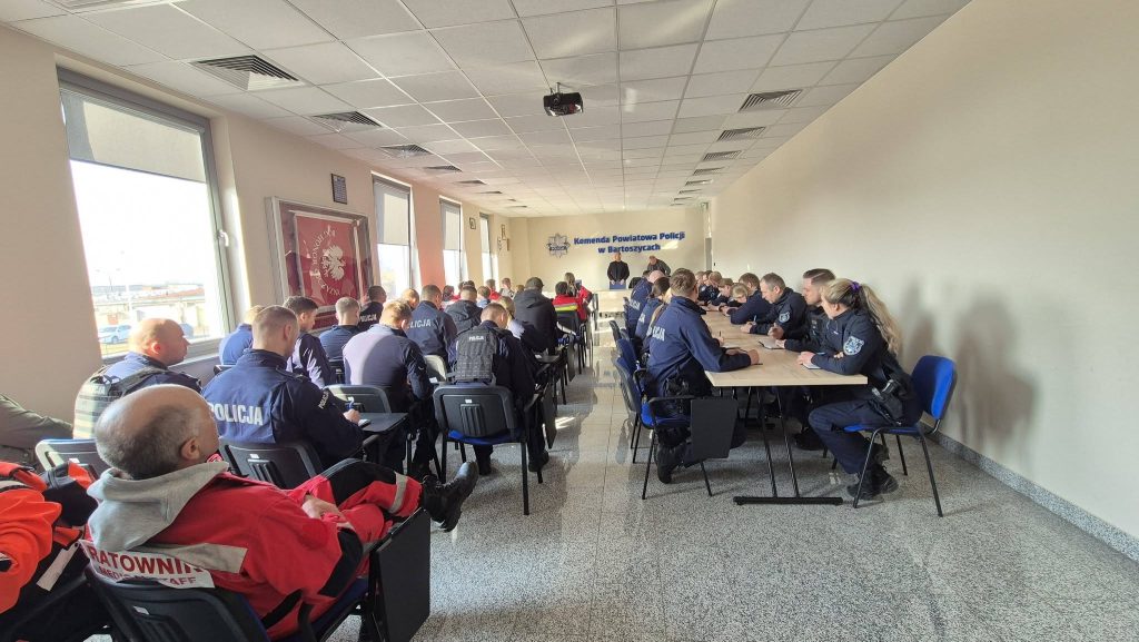 Sala konferencyjna z policjantami podczas spotkania w Bartoszycach.