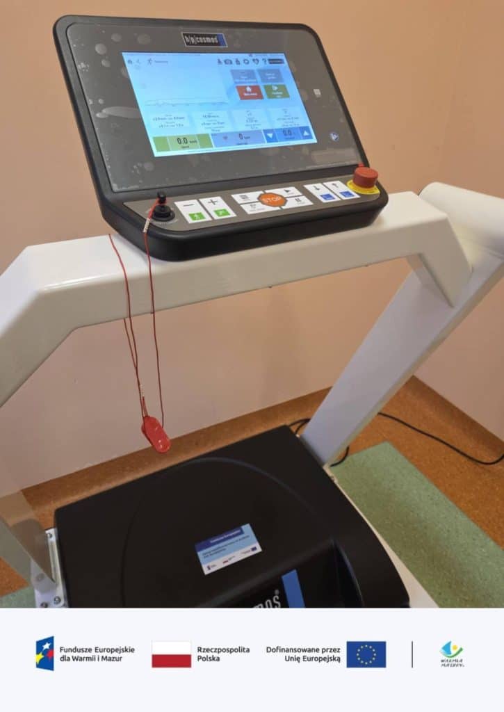 Nowoczesny sprzęt diagnostyczny w szpitalu w Olsztynie, na tle jasnej ściany.