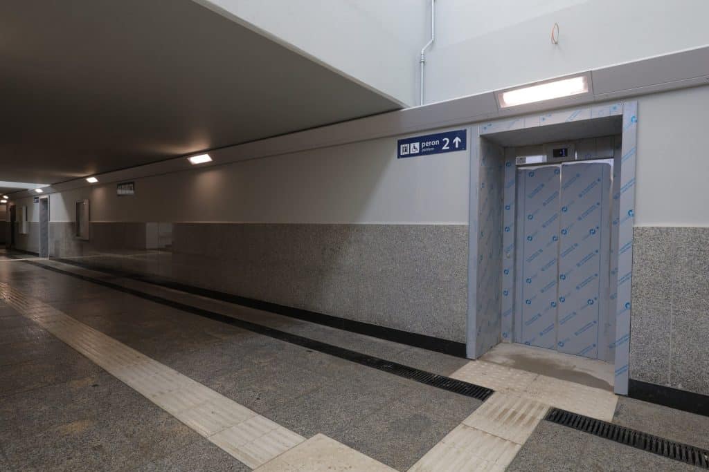 Nowe przejście podziemne z windami na stacji kolejowej w Ostr&oacute;dzie, poprawiające dostępność dla pasażer&oacute;w.