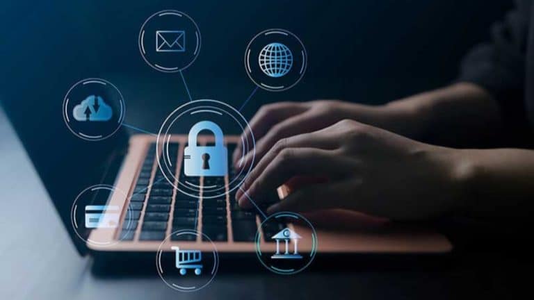 Osoba korzystająca z laptopa z nałożonymi ikonami bezpieczeństwa i ochrony danych.