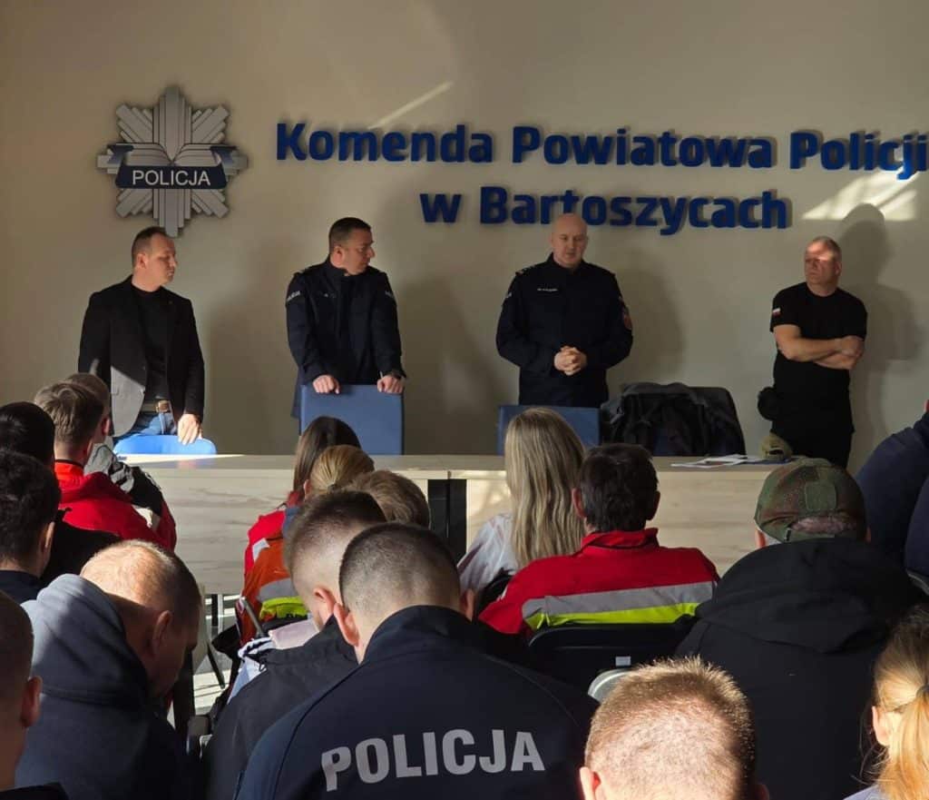 Spotkanie służb ratunkowych i policji podczas akcji poszukiwawczej w Bartoszycach.
