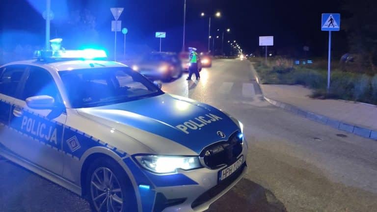 Policja zatrzymuje kierowcę Mercedesa podczas nocnej kontroli drogowej w Suszu.