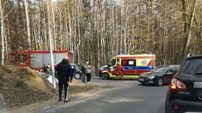 Wypadek pod Olsztynem z udziałem dw&oacute;ch samochod&oacute;w, na miejscu służby ratunkowe i policja.
