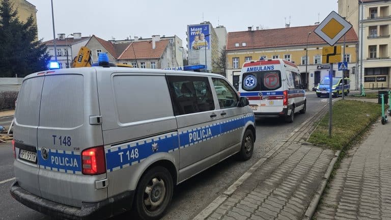 Zabezpieczone pojazdy policyjne i ambulans na osiedlu Grunwaldzkim w Olsztynie.